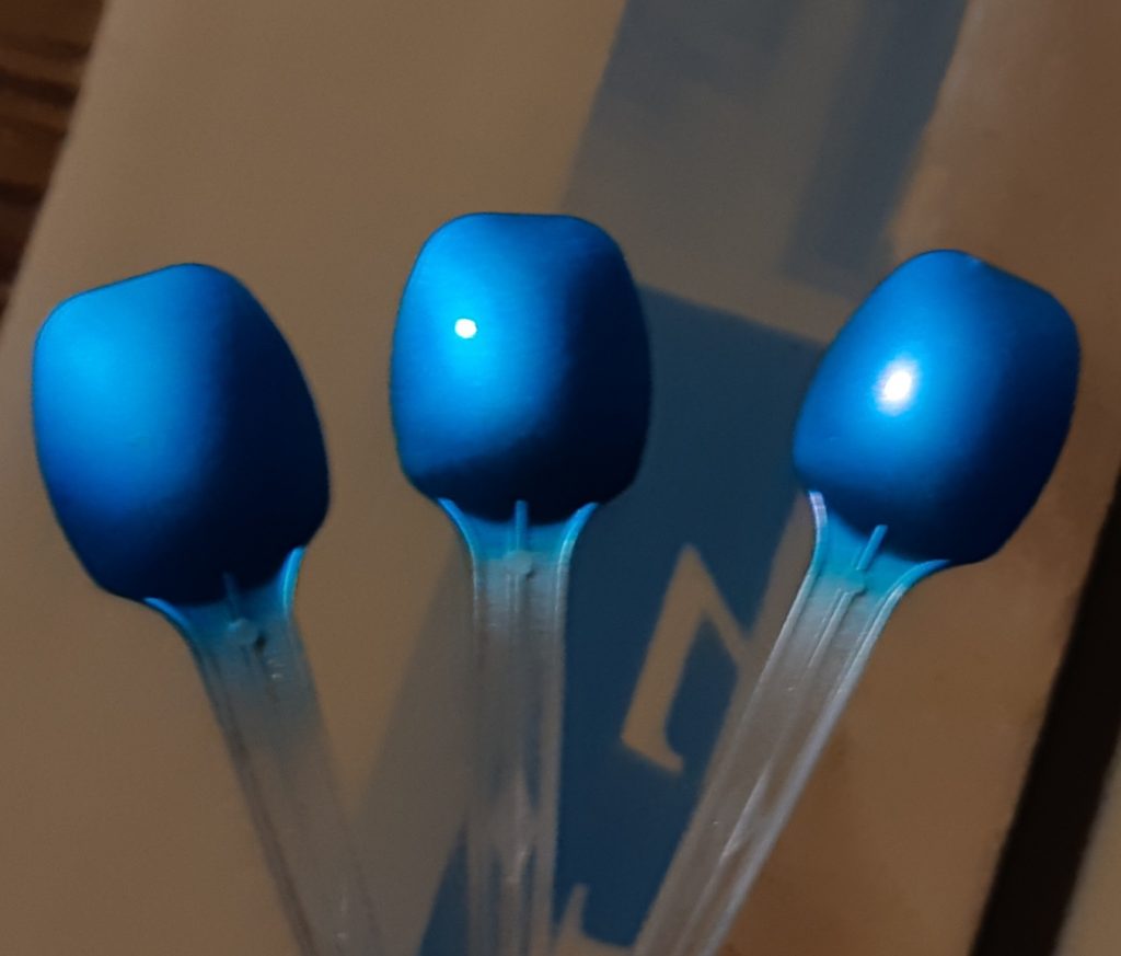 キャンディー塗装のテストピースを作りました左から・・・艶消しクリア>光沢クリア>偏光レッドパール光沢クリアう~ん。。。。違いが画像じゃ分からない!wもうちょっとだけ偏光レッドが写ってるはずなんだけどなぁ