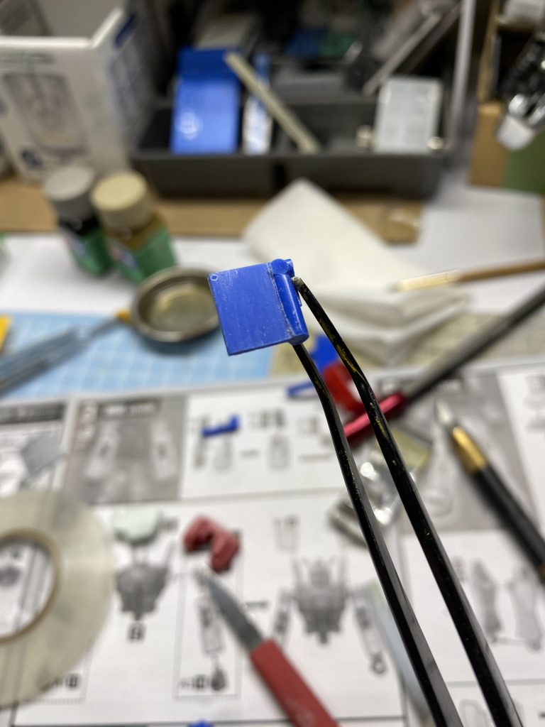 ランナーから使えそうな部分切り出してやすりがけ。平たい部分は貴重なので、細めのやつは棒ランナーから切り出したりしました。