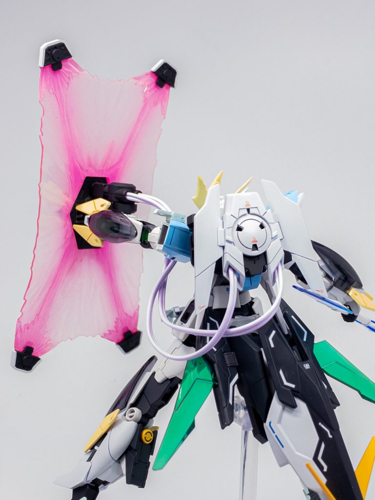 最大出力時はツインドライヴを直結しクアンタムバーストの粒子放出を全て防御に利用することでGNビームシールドを起点として強力かつ広範囲のGNメガビームフィールドを展開できる。