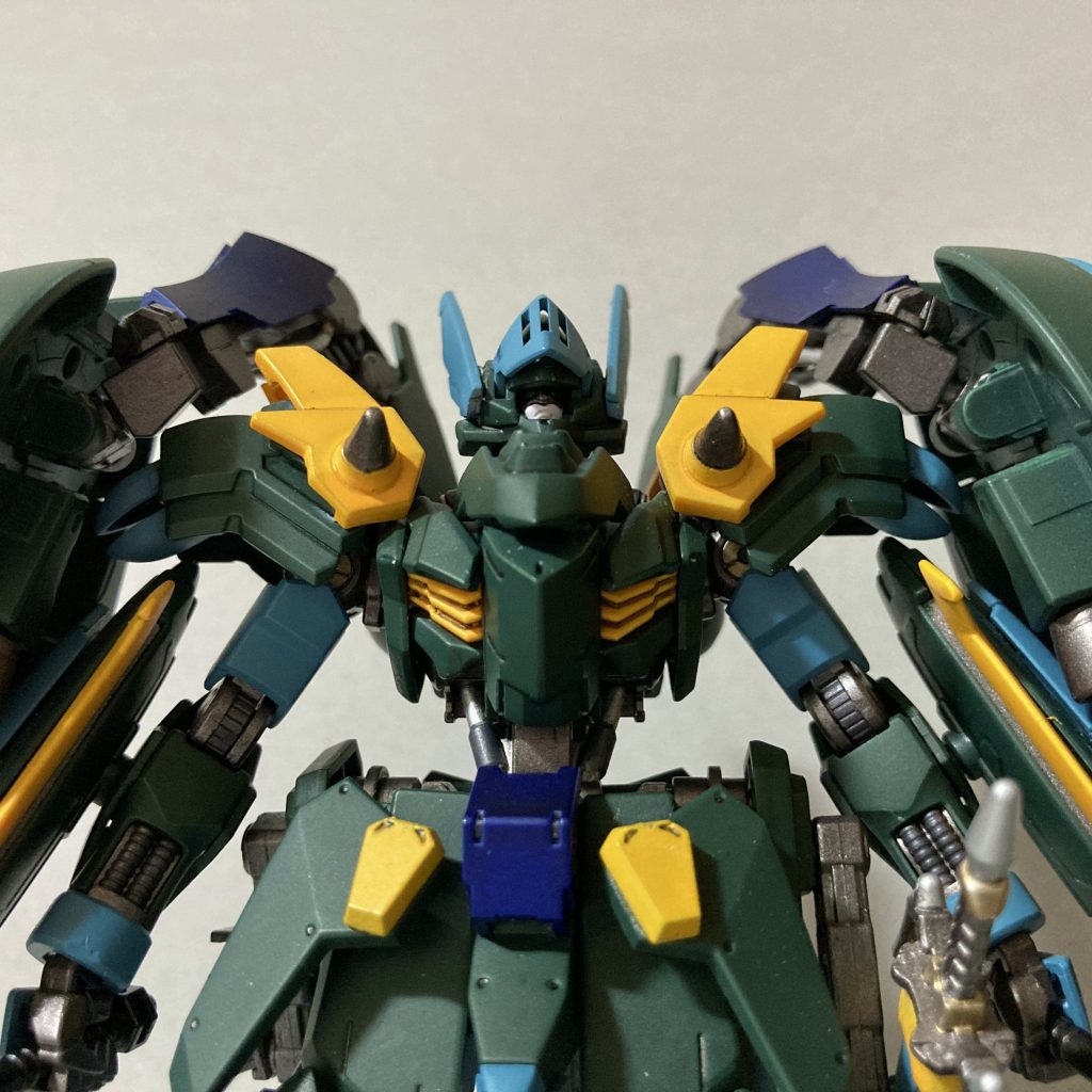 バストアップ。頭部はガンダムフレームでは小さめだったマルコシアスの頭部に30MMシエルノヴァ用オプションの騎士風ヘルムをはめ込みました。フェイスガードオープン状態では、ガンダムフェイスが見えます。