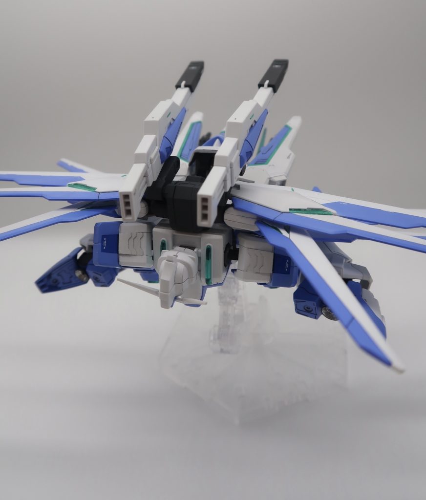 後ろか姿も。ウイングゼロのように足裏にバーニアがついてます。