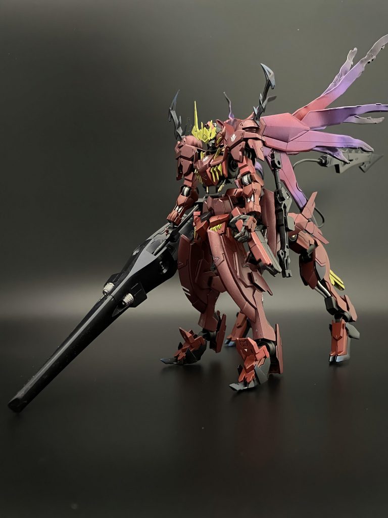 全身メインカラーは悪役感を強めるため暗めの赤に。カラーリングを参考にしたのは歴代の赤いMSですが主になってるのはレギルスMOEです。