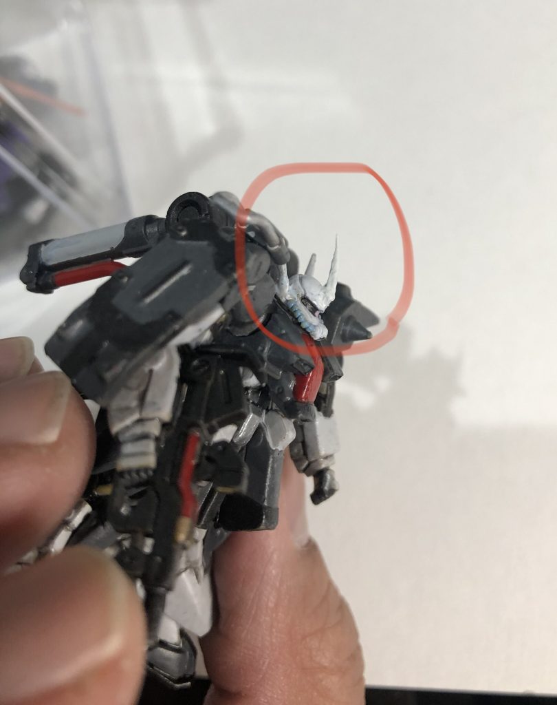 全身ボキボキわかりやすいとこでアンテナが折れました。シャープで小さいパーツ、わかってたんですよ、落とせば折れるって。仕方なくパテで造形。あと、後ハメしたら右腕も根本が折れました。。。ドムトロより素直で加工しやすかったんですけどね。