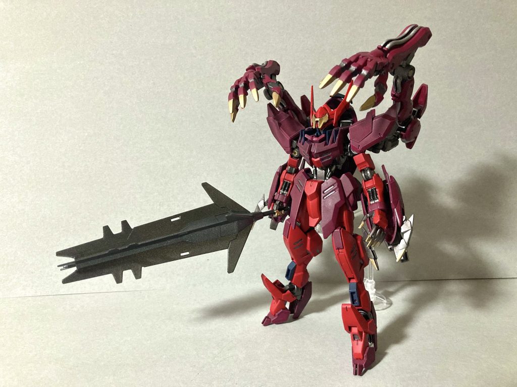 全体はグレモリーの色違いのようになるが、背中の巨大腕を展開し異形さが際立つ。