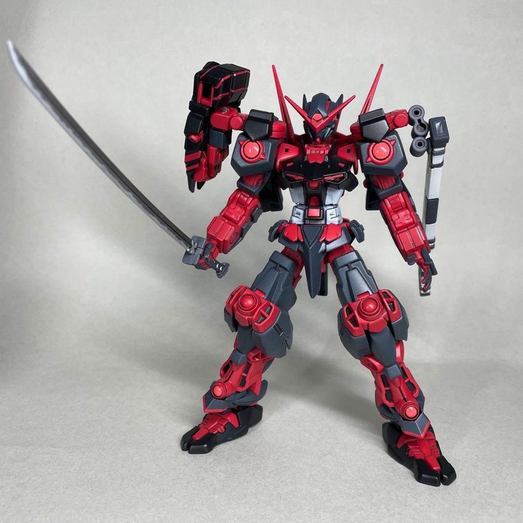 ガーベラストレート装備 まえ 昨年製作したアストレイグリーンフレームnext用に組んだガーベラストレートを装備させてみました。 グラハム・エーカーは左利きですが、刀は一般的には左利きでも右利きと同じ持ち方のようです。グラハムは一般枠に到底入らないので、左に持たせても良かったのですが、撮影時に左利き設定を忘れていたので、この状態で撮影しました。