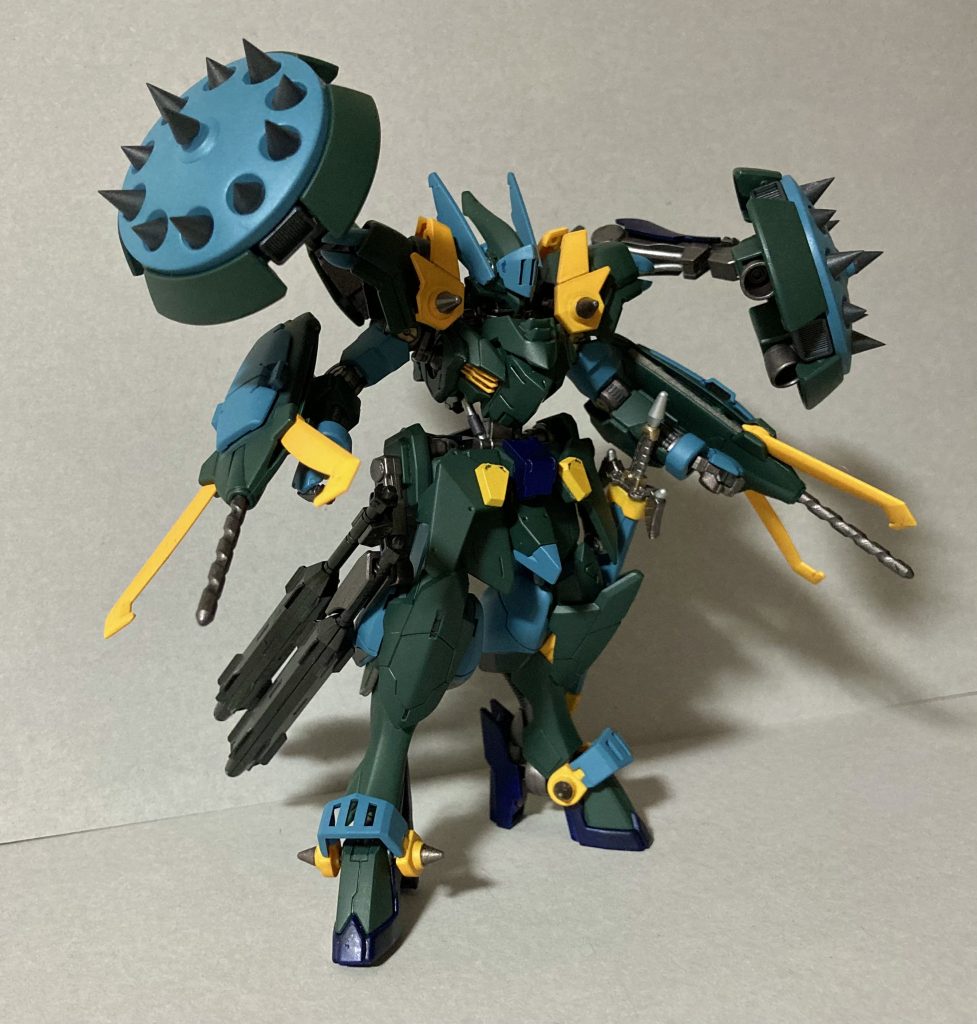 クラブシールドは両腕に装備されており、相手を捕獲したうえで、中央のドリルによる破壊を行なう。スマートメイスは右腰に懸架が可能。