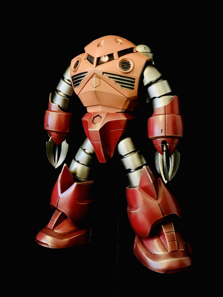 モノアイは銀のラピーテープに100均UVレジンで自作しました。薄いピンクのUVレジン・・・ジオン軍の必須アイテムになりそうですw