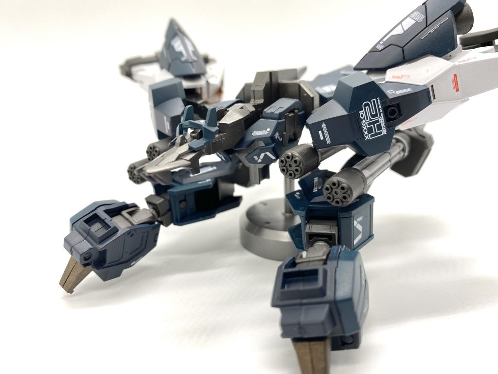 続いて、機体名　アムズリィーユニットこだわりポイントは①ユニット形態時に二連装ビームガトリングの砲身が前方に向くこと②ミサイルポッドパーツの金色の部分がユニット時にかぎ爪のようになるところです！特に②は反動になえられるように設計されたように見えてカッコいいです(自画自賛)