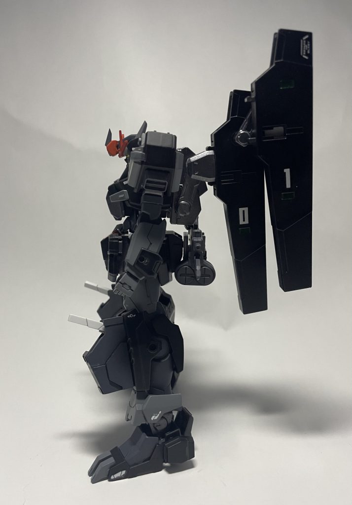 まずは軽装状態。コマンドクアンタをベースにガンダムサバーニャのGNピストルやホルスタービットを追加し、機動力を重視しつつも火力も確保している。強キャラ＝黒という安易な発想から、初の黒を基調塗装にしてみました！