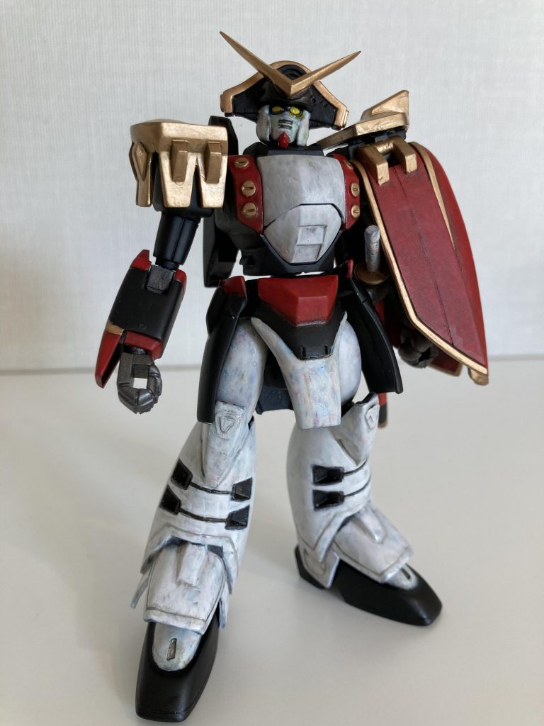 基本的に素組ですが、右肩は金色の飾り部分を切り出し、ブラ板で肩ブロックを新造し別パーツ化しました。