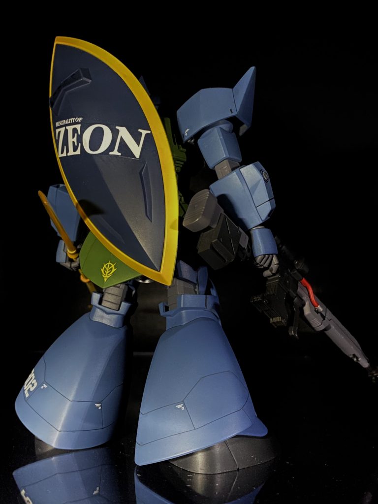 バックショット。戦闘好きなガトーらしくライフルと薙刀を両手持ち、これで連邦の雑魚どもを蹴散らしてくれるでしょうw あと異常なほどのジオン愛はシールドのマーキングで表現。