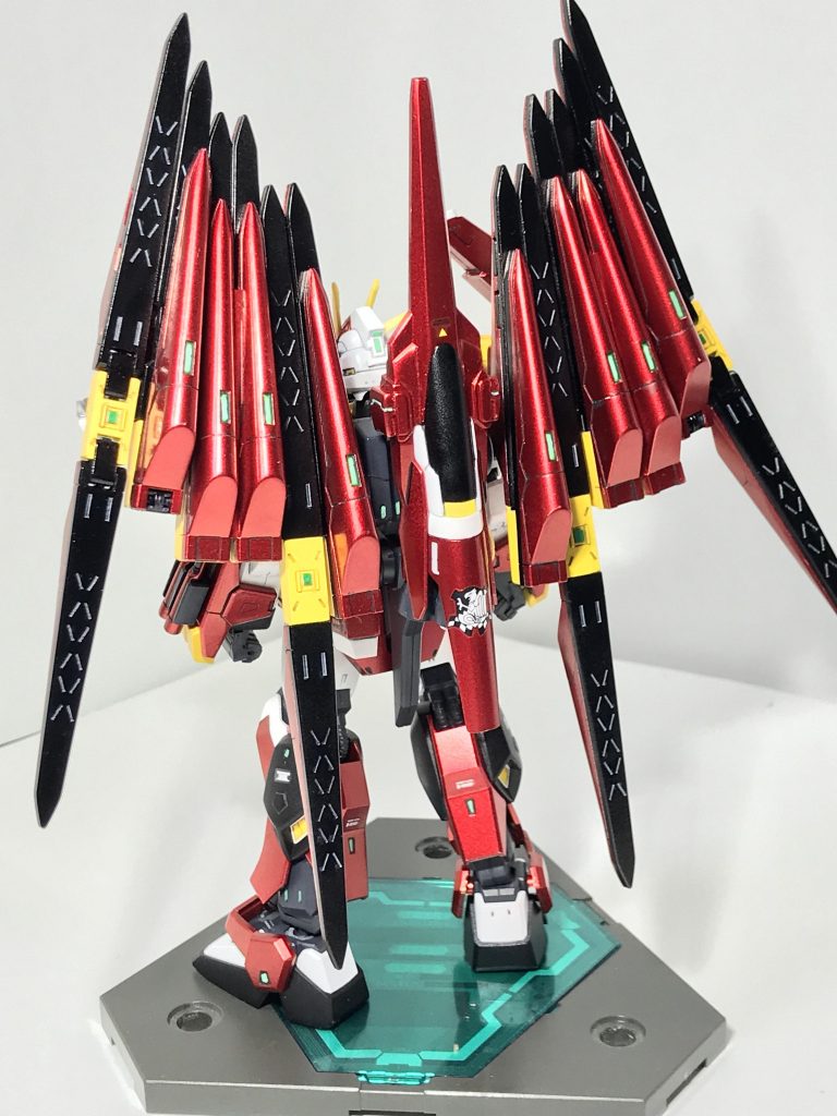 大型の背部ユニットいくつものフィンファンネルは鷲の羽のようだ