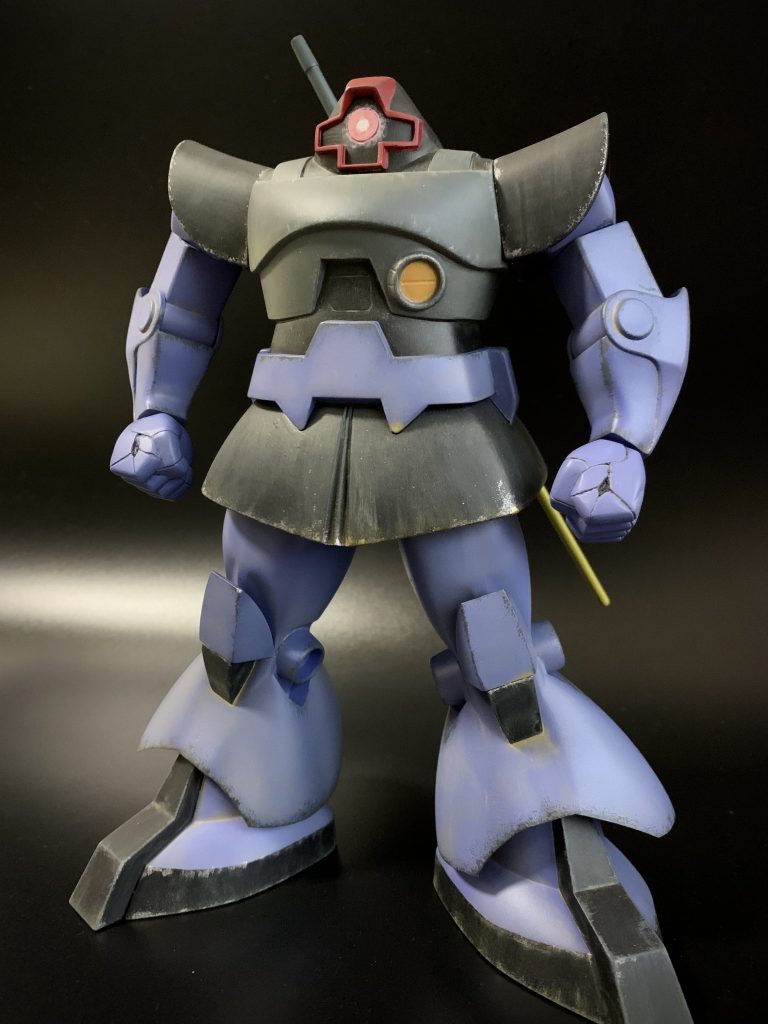 立ちポーズのキモはやはり股関節が八の字に開くこと、足首の接地性、腕の付け根の斜めカットでしょうか。あと穴あき手首がカッコ悪いので埋めて、初めて握り手のモールドを掘り込んでみました。