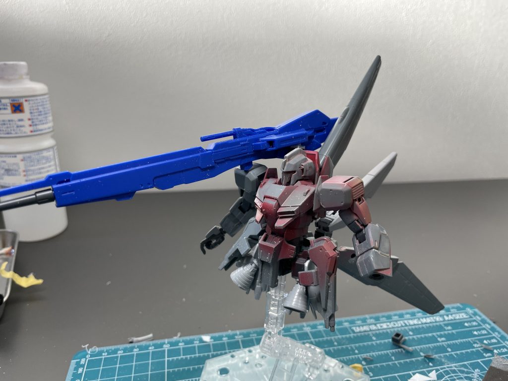 塗装前です。所々が赤いのは、ジャンクボックスに入る前は塗装の実験台にされていたからです。ガンプラが普通に手に入った時代が懐かしいです。今ならゼータプラスを実験台にしていたら勿体無くて怒られそうです。