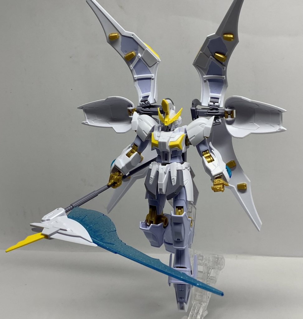 説明書内のポージング。ガンダムデスサイズヘルからの反転で白が主体となり天使となった設定ガンプラですが、やっぱりカラーリングって大事ですね。