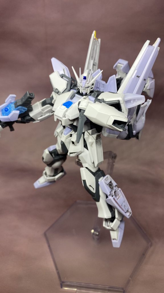 ビームライフルはアンクルアーマーや腕部パーツやらでモリモリに。銃口は開口してサーベルを取り付けれるようにしました。…サーベルは付属しないんですけどね…これがないと接近戦が残念なんです…(-_-)