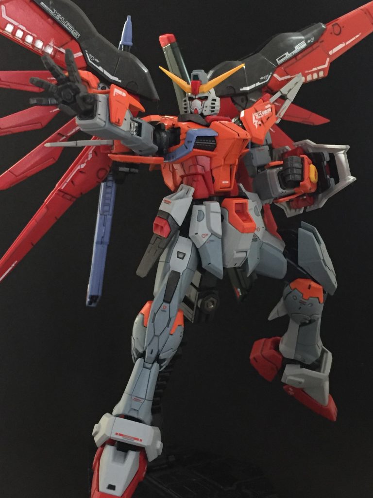 お気に入りの1枚です。デカール、細かいモールド、塗り分けによる細部表現。普段はHGばかりですが、初RG製作で迫力を出す秘訣が分かったような気がします。