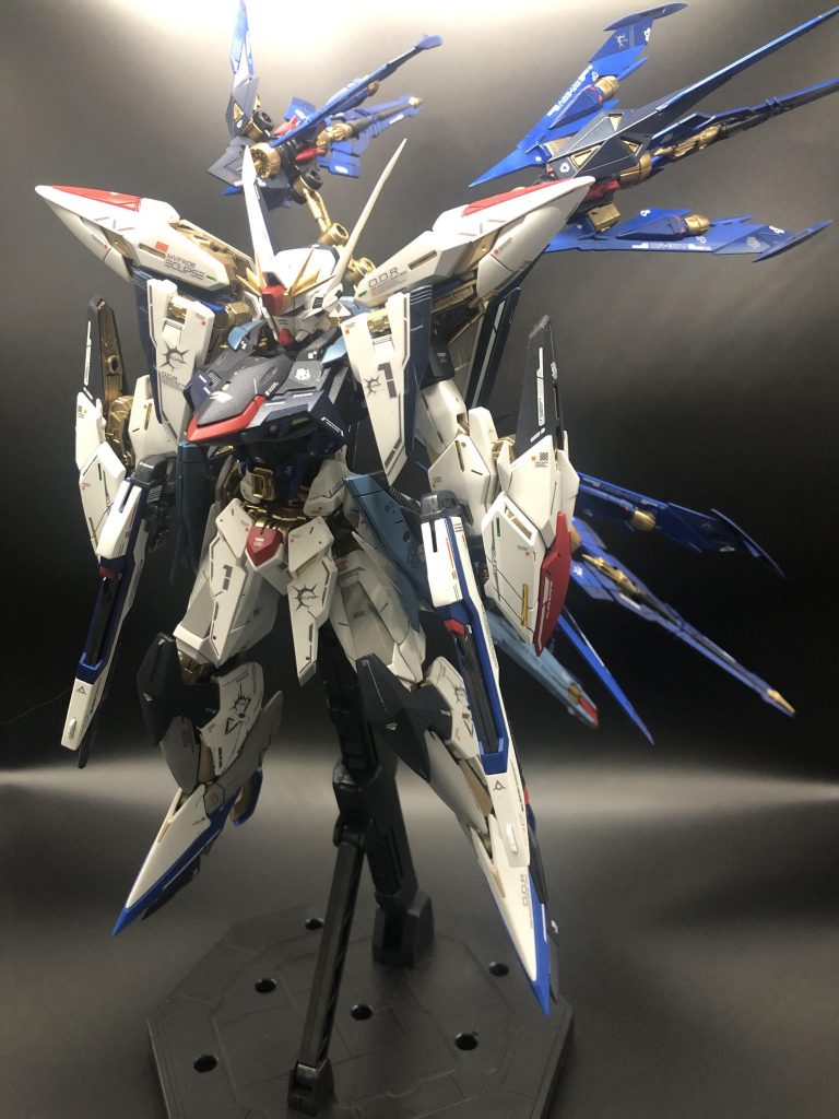 エクリプスガンダムとマニューバストライカーをストライクフリーダムカラーに塗装して少し改造してみました。脳内設定でストライクエクリプスガンダム MVF-X20Aとしました。MGの全塗装は初めてなんですが、内部フレームが多くゴールド塗装が大変でした。同じSEED系だけあって色を変えてもしっくりきますね。個人的にはこっちの方が好みです。