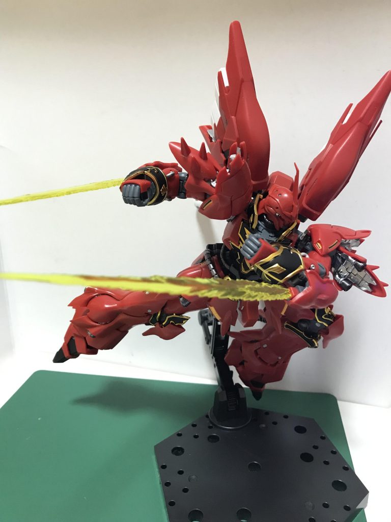 ビームトンファー袖の内部にサーベルの柄のみのパーツがあり、展開してそこに差し込むだけ通常のサーベルだと抜く時キツかったのがこちらは問題なし