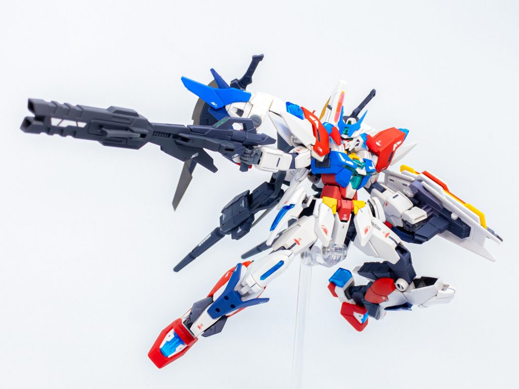 メイン武装はコアスプレーガンにビルドストライクのライフルのバレルを装着した強化ビームライフル。