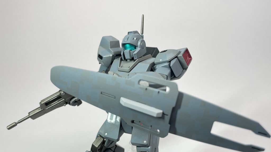 あまり強度の無さそうなシールドを構えた所です。この画面に映ってから1秒後には被弾してそうデザインが好きです。