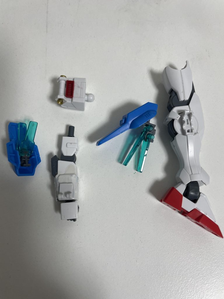 肩にはサイコザクのアポジモーターとフルアーマーガンダムのスラスターを取り付けました。腕と脚にはヘリオスのピンのパーツを取り付けました。