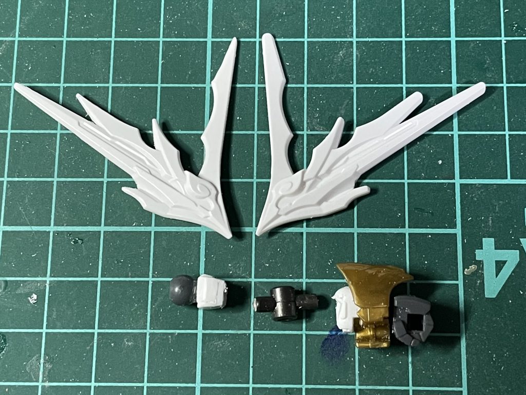 ツノのシャープ化と肘の関節追加。