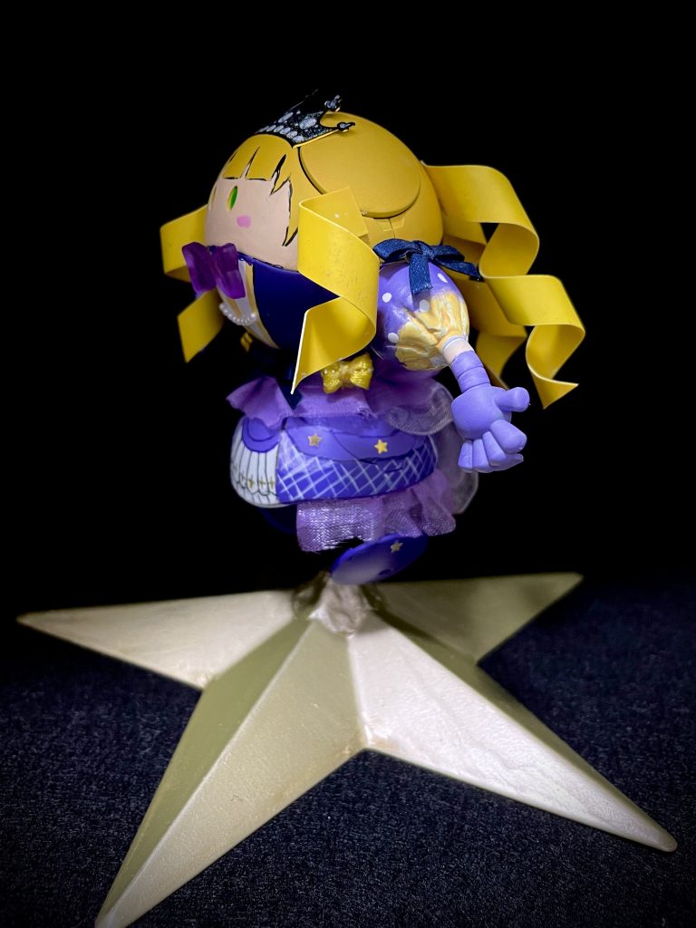 ハロ一つだとスカートの表現が難しくどうしようか悩みましたが、1.5個使うことで実現できました！塗装は黄色だけスプレーが余ってたのでスプレー塗装で、それ以外は筆塗りになります。薄いプラ板をトルネードさせて髪型再現もうまくできました。あとは100均で買ってきたものでいろいろデコりました。100均便利！