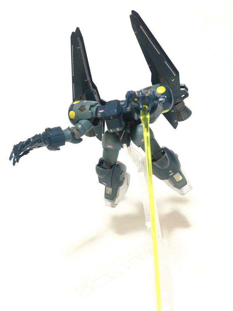 ビュン!!手持ち武装は特に無く、両手のひらからビームが出るという設定です。