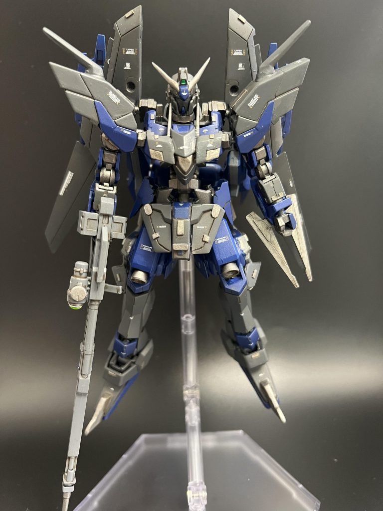 EB-05s1δ シュヴァルベデルタ『テイワズ』下部組織『クリシュナ』に所属する傭兵、飛燕・アスシルトの愛機。飛燕が元ギャラルホルン士官であり、当時の搭乗機であるシュヴァルベグレイズをベースに『クリシュナ』が入手していた『ガンダムフレーム』の情報を転用させた改修を行われたカスタム機。『ガンダムフレーム』のデータに残された『阿頼耶識システム』を解読し、ダウングレードして再設計した対『阿頼耶識システム』である『末那識システム』を搭載している。機体自体は元々のピーキーさを更に際立たせた初速と最高速のみ最高出力になるセッティングが施されており、出力が基本的に安定しない。尚且つ、後述される『末那識システム』の起動を含めると長時間での運用は厳しく、継戦能力は極めて低い。また、元々がグレイズフレームの為に高出力状態が続くとフレーム自体にもダメージが蓄積していくので、メンテナンスが統計で見ると通常の倍は費用も時間もかかる。飛燕と共に『マクギリス・ファリド事件』前後で、各地の戦場に介入していた記録を残している。武装は下記の通りGR-W01rlc...ロングレンジカスタムライフルGR-Es02...ワイヤークローJETs-02c...重絶刃JETf-02pt...Pf・ファンネル