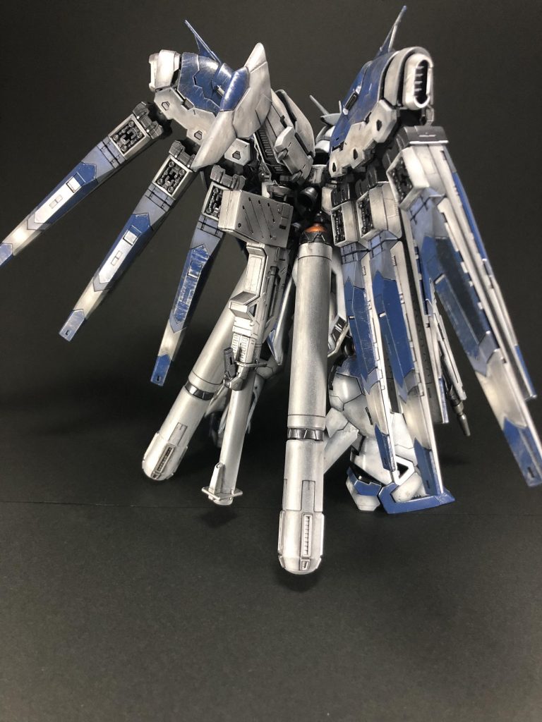 今回めちゃくちゃ塗装頑張りました。グラデーション塗装にドライブラシにウェザリングにやってたら制作初めて３ヶ月経ってました……ウェザリングの段階でやり過ぎで結構あちこちパーツが割れたのでポージングはちょっと勘弁して下さい……