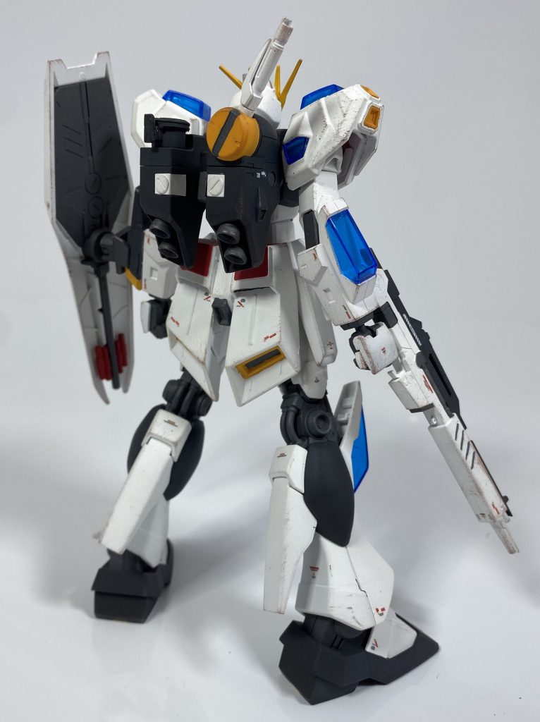 [BN-876ν スクランブルνガンダム]フォース、GUNSTARDOMに所属するモデラーまるいるかが友好フォース万丈軍団とのコラボ企画で制作したガンプラ。スクランブルガンダムをベースにνガンダム、Hi-νガンダムのパーツをミキシングして制作されている。基本的な装備はνガンダムに準拠するが、一部クリアパーツを用いており、ビルド系ガンプラが持つプラフスキー粒子系のスキルを使用することが可能となっている。