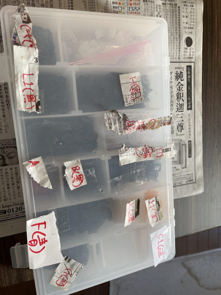 各ランナーの仕切りを作れば、似たようなパーツがごちゃごちゃにならず済みます説明書しっかり見たら組み立てれました