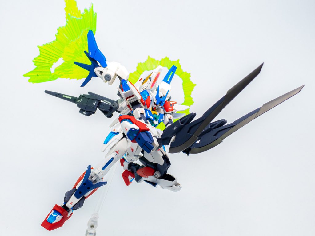 マーズフォーガンダムの物と同型のスラッシュブレイドを2機装備。