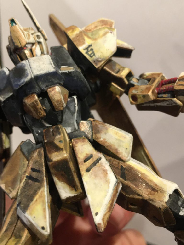 左肩とスカートの黄色の様な白の様な色を探すのに一番苦労しました。