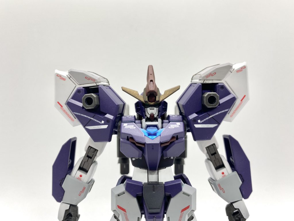 サンロックフォーガンダム制作にあって、マントの取り付けが課題だったのですが、サタニクスユニットの肩を左右入れ替える事で3mm穴を正面にすることができたため、それを採用いたました！