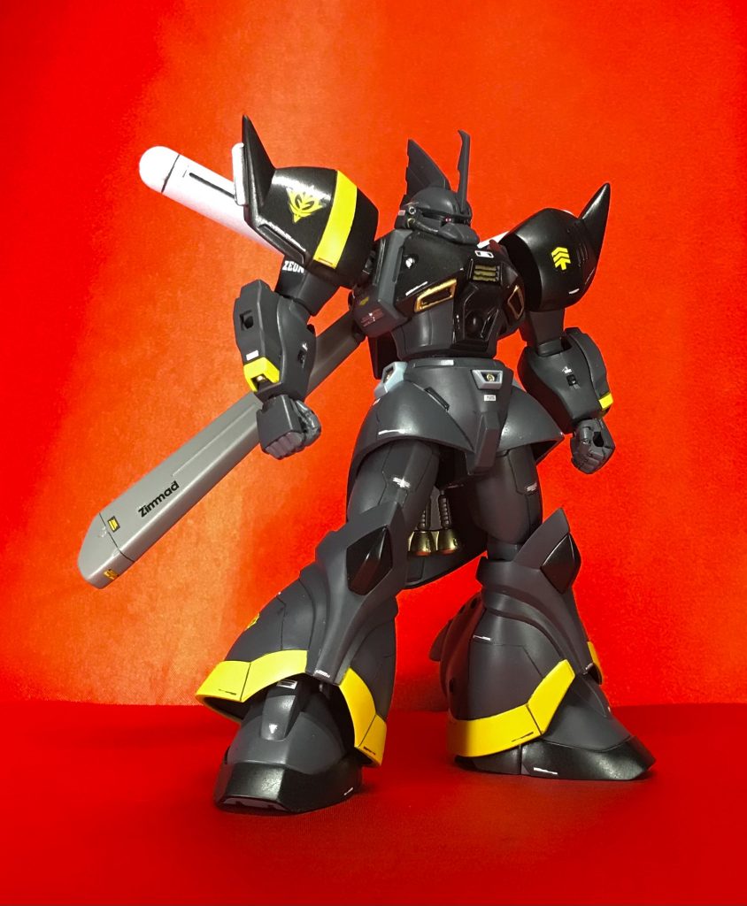 シーマ様にお叱り(ご褒美)を頂いたところでしたが、ご覧の通り使用キットはゲルググマリーネ シーマカスタムです😌 リペイントしてみようと思ったものの、やはり私のような小心者には、シーマ様のような見栄えするようなカラーリングに挑戦する度胸も無く、このような地味なカラーリングになってしまいました😅 しかし、個人的に挑戦したところもありまして、それは「黄色」を使う事！ 今まで、黄色をうまく扱えなかったので今回はそれを克服すべく黄色を各所に塗ってみました☝🏻