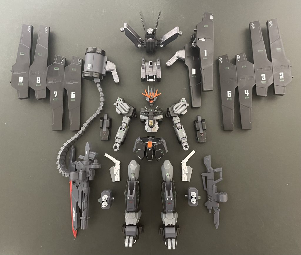 いつもの組立前写真で締め。今回はホルスターのスクラッチやスジボリ、黒塗装に蛍光塗料などいろいろと初挑戦の改造になりました。イメージしている改造ができるようになってきたなぁ・・・と感じる反面、まだまだ作業が荒い部分もあるのが今後の課題ですね。本当は最終決戦仕様になる場合の支援機も作成していたのですが、コンテスト締め切りに間に合いそうになかったので諦めましたｗまた機会があれば他の改造で使うことにしますｗ最後までご覧いただきありがとうございましたー！！コメントなどいただけると今後の励みになります！