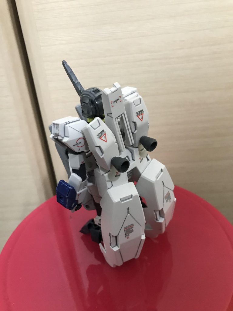 背面オーヴェロン自体にはスラスターが無いので大型のスラスターが追加されているまたある程度の被弾では壊れないようになっている