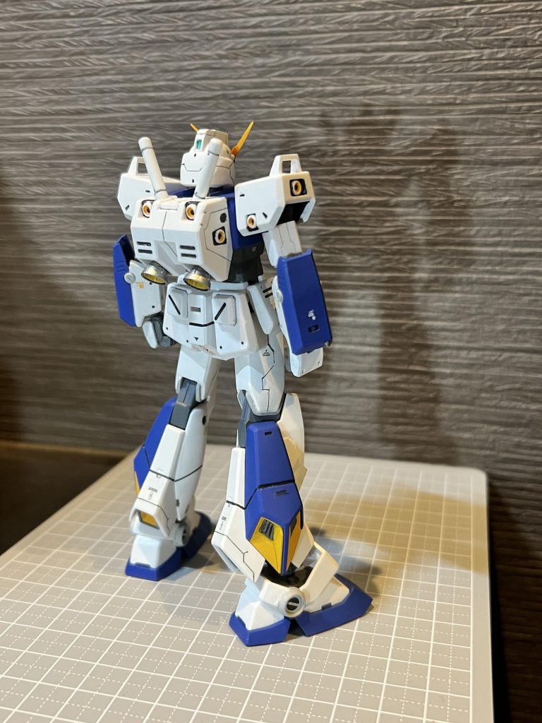 バックショット。リアアーマーは切り離してから塗装後にスプリングで接続してます。なのでカトキ立ちも可能。