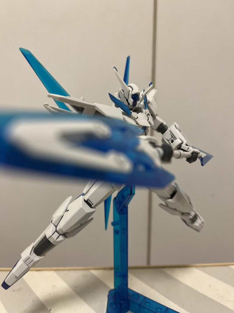 本来、これぐらい大きい武器ならば両手持ちだと思うのですが、ウィルフリッド君はほぼ片手使用でしたかね。