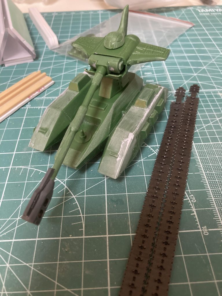 砲身のマズルブレーキは、ザクの対艦ライフルから貰ってきました。表面処理に時間かけただけ見栄えも良くしたつもりですが、汚したのであまり判らないかも、、、