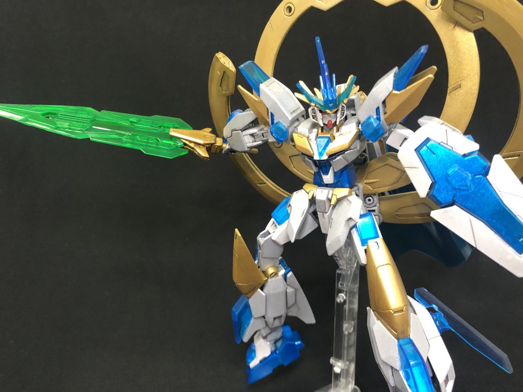 戦闘スタイルは片手剣と盾での近接戦闘を基本とし、拳闘や槍、杖による魔法(のように見えるエネルギー操作)などを組み合わせて戦う。自身にファストの術式をかける事で、速度において優位に立った状態を作り出す戦法を得意とする。スロウに関しては対象に直接触れた方が効果は高く持続時間も長いが、粒子状に放出して使うことも可能。ただし粒子状の場合は定着が薄く、術式の範囲外になると効果は消えてしまう。