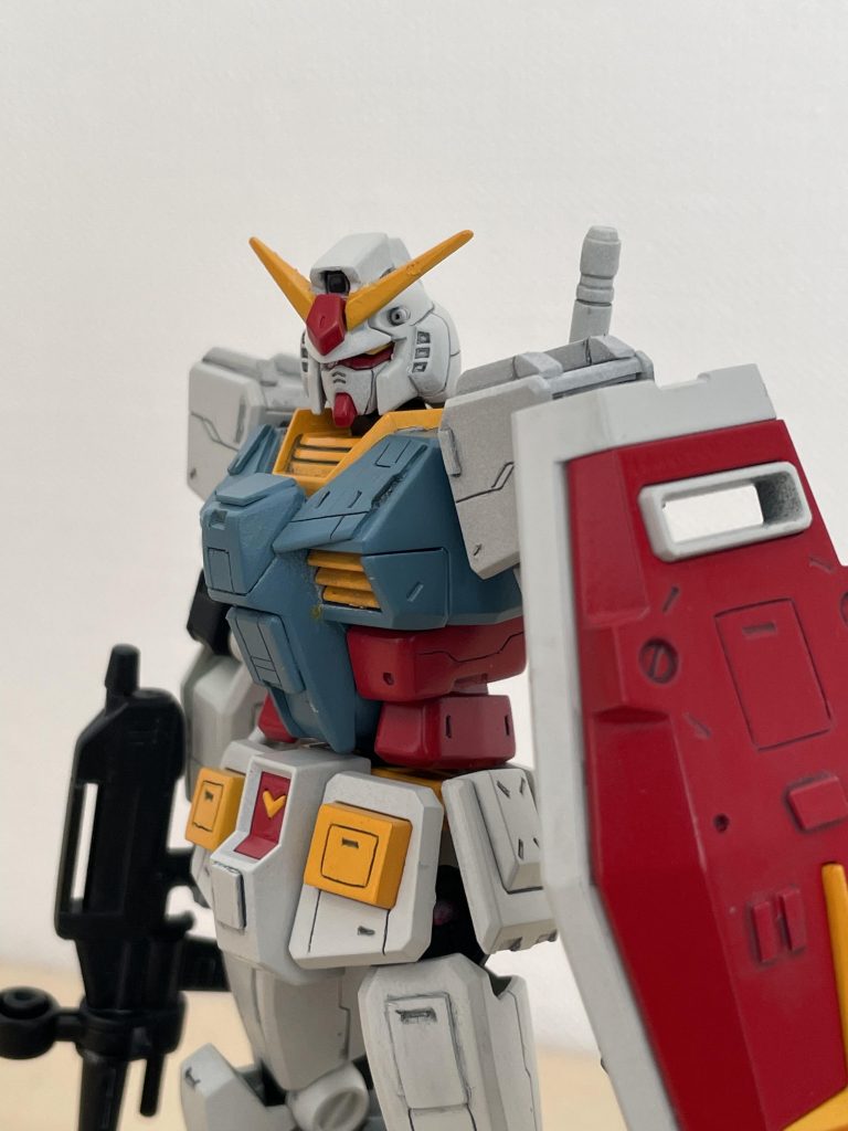 今回はこのちょっと悪い顔を作ることに専念。アンテナはもっと細く削っても良かったかなぁ。個人的にはこの胸の青がいい感じ。インターミディエイトブルーというやつです。ボディの白はインシグニアホワイトです。赤はイタリアンレッド、黄色はキャメルイエローです。