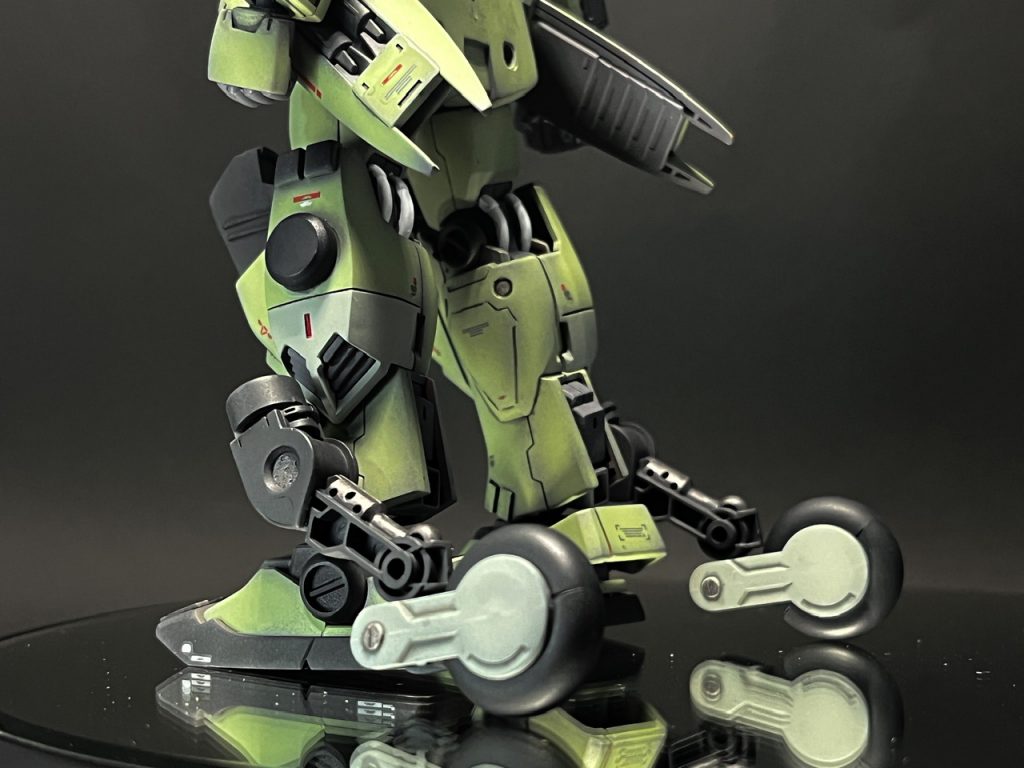 ホイール部分は脚に装着する事で機動力を強化。みんな大好きローラーダッシュです。ドッキング時は背面が重くなるので、ホイールを支えにして自立しています。