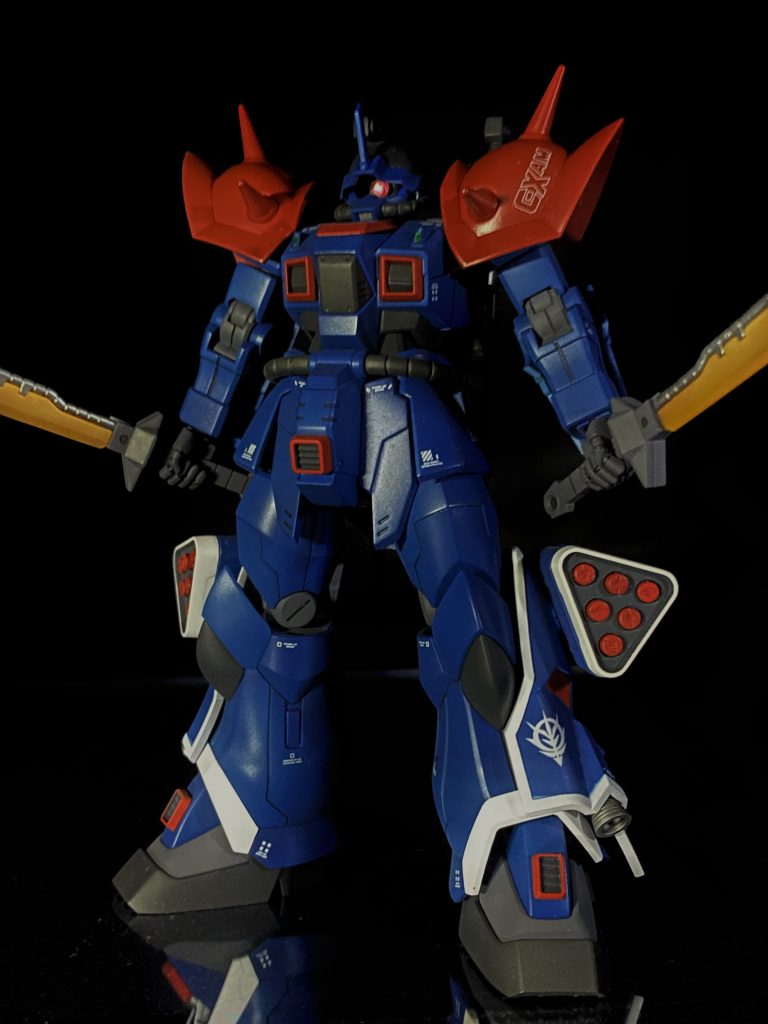 正面ショット。カラーリングは成形色が明るすぎてポップで弱そうなイメージだったので、濃い目に。特に肩などの赤い部分、オレンジは違うよ。血の色に近い赤だと思うんだが。股間と足の甲の排気口っぽいパーツは削り落としてディテールアップパーツに変更。ミサイルポッドは全て開口し、ディテールアップパーツでミサイルを別パーツ化。後はモノアイはいつも通りHアイズ化したぐらい。足の追加装甲部はシールではなく別パーツで色分けしてほしかった。マスキングが面倒でしたよ。