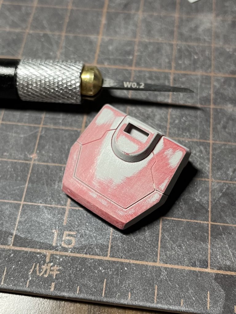 プラバンでガイド板を作ってひたすらスジ彫りを施しました。