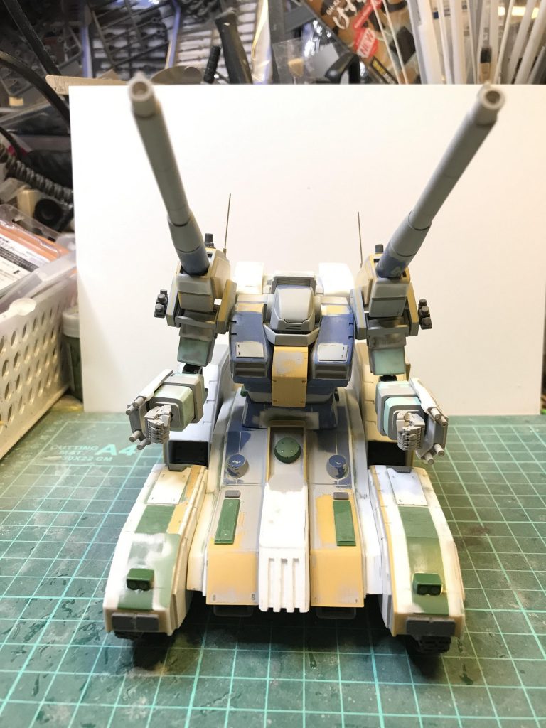 最終ディテールアップ終了このガンタンクは普通のガンタンクとは違いマニピュレーターが装着していますから、どの機体から腕を持ってくるか悩みまずは手近にあったEGのガンダムを合わせてみましたが全然小さくてどうしようかと悩み、部屋を漁って旧キット1/100ジムを合わせて見て若干、長いくらいでしたので幅詰めして短くしました頭部が胸部にめり込んでいるのに気づいてよかったです気づかなかたらそのままになってました4割？5割はプラ板での製作になりましたエポパテ、ポリパテ等は使用してませんプラ板のみでの製作です♪