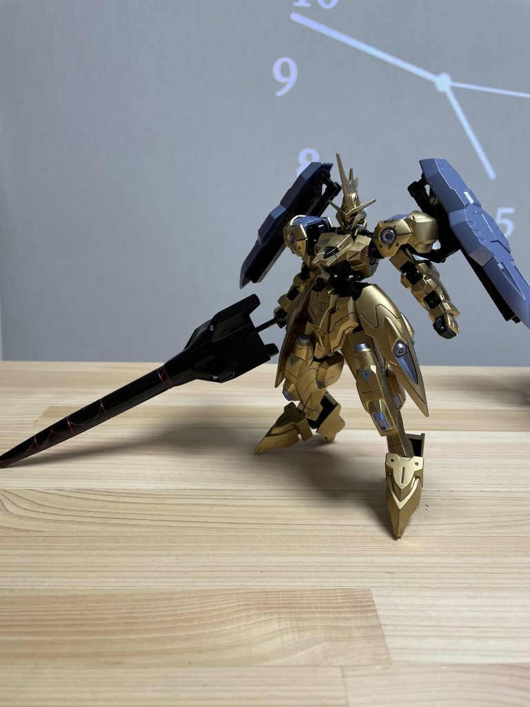 武器下ろした方がかっこいいか、もうちょい良い感じに担いでほしいな