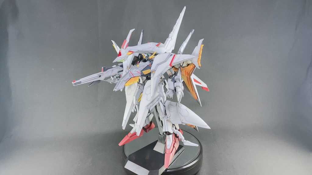 赤いラインはモデルカステンのラインデカール。そのほかはガンダムデカールを貼り付けてあります。